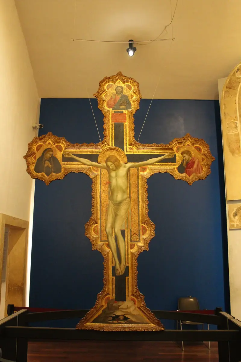 Giottos gemaltes Kruzifix, präsentiert an einer blauen Wand in den Musei Civici Eremitani in Padua