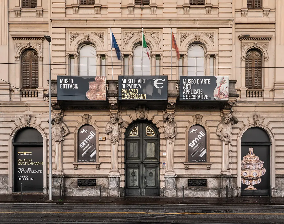 Die prunkvolle Fassade des Palazzo Zuckermann am Corso Garibaldi in Padua, mit Museumsbannern über den Türen