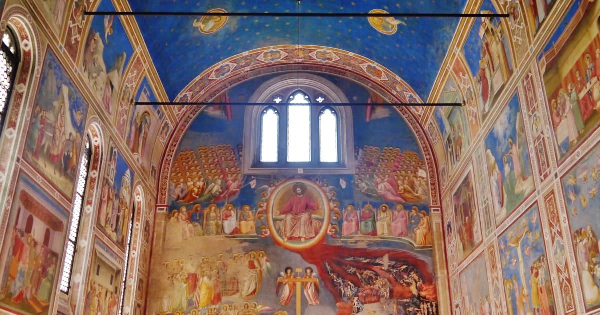 Innenraum der Scrovegni Chapel in Padua mit Blick nach Westen auf Giottos Jüngstes Gericht an der Eingangswand, unter dem tiefblauen, mit goldenen Sternen übersäten Gewölbe